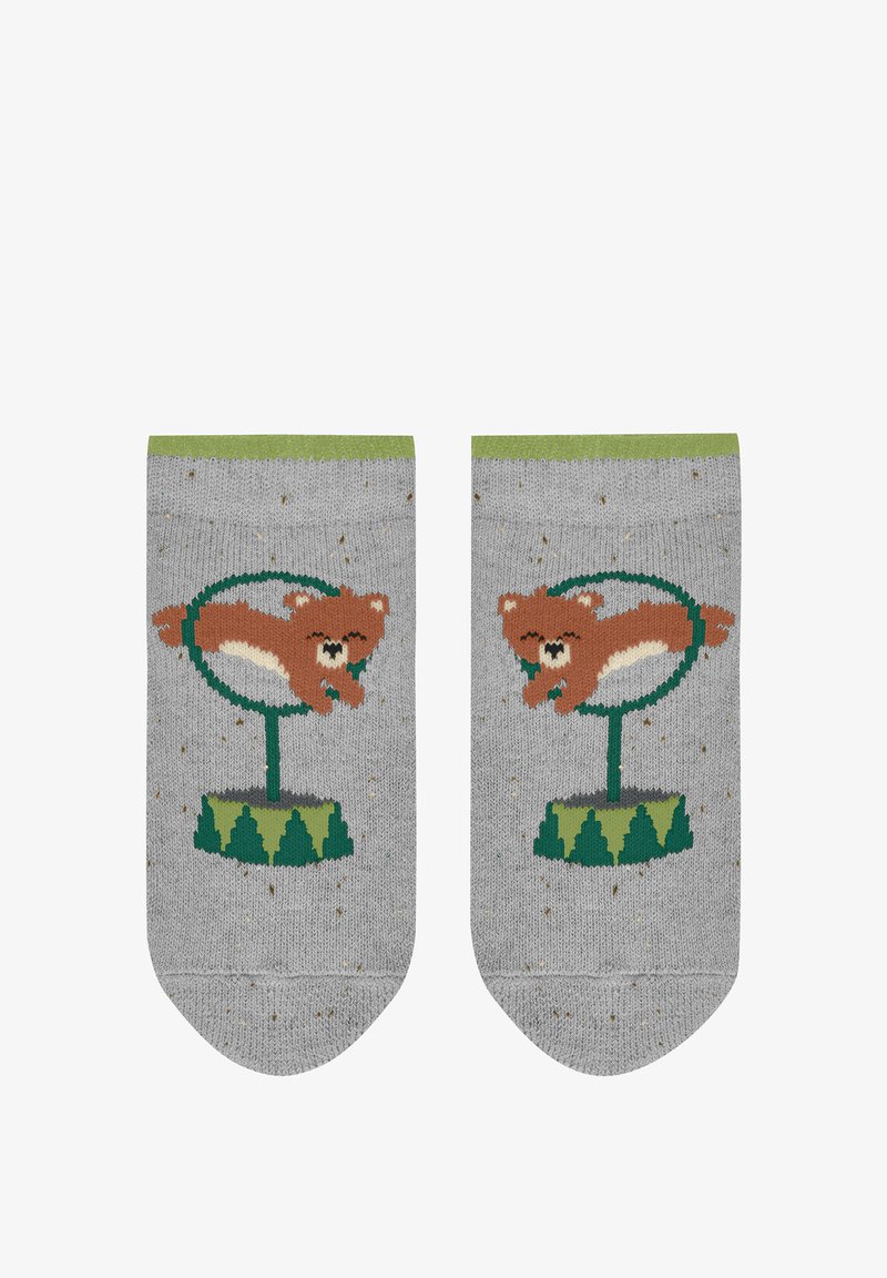 Graue Socken mit grünen Akzenten, auf denen ein brauner Bär auf einem grünen Karussell springt. Strickdesign mit gesprenkelter Textur im gesamten Material.