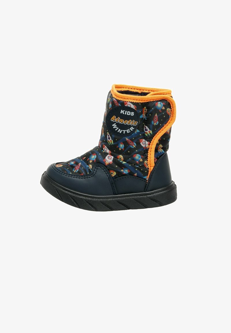 Botte d'hiver pour enfants avec semelle noire, base bleu marine, bordure orange et motif coloré de fusée, étiquetée "Kids Kinetic Winter".