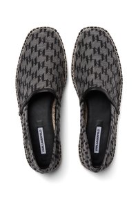 Juodos ir pilkos slip-on tipo bateliai su geometrijos raštu, audinio viršus, odos pamušalas ir nertinė jutos padai, įskaitant vidinę prekės ženklo etiketę.