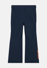 Temno modri zunanji hlače širokih nogavic, s pasom za pas, podrobnostmi šivov in logotipom "Helly Hansen" v oranžni barvi na spodnjem desnem delu noge.
