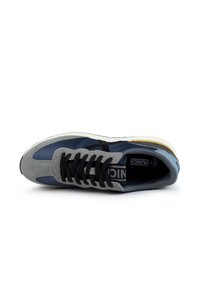 Heren sneaker met een bovenwerk van suède en mesh in tinten grijs en blauw, zwarte veters en een witte rubberen zool met een gouden accent.