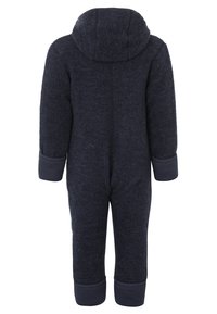 Marineblauwe fleece overall met een capuchon, voorzien van geribbelde manchetten en een zachte textuur, ontworpen voor warmte en comfort. Achteraanzicht weergegeven.