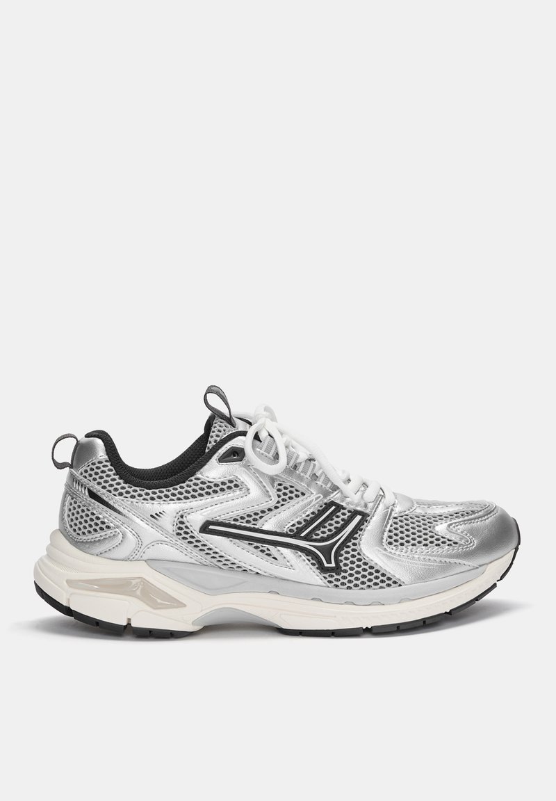 Chaussure de course argentée avec une tige en maille, des accents noirs et des lacets blancs. Dotée d'une semelle coussinée et d'une finition texturée pour une meilleure adhérence.