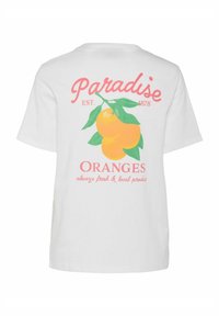 Balts kokvilnas T-krekls ar krāsainu grafiku, uz kuras attēloti apelsīni, zaļas lapas un uzraksti "Paradise EST. 1878" un "Apelsīni."