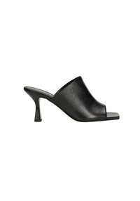 Mule in pelle nera con punta aperta, design curvo nella parte superiore e tacco di media altezza affusolato con superficie testurizzata.