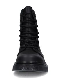 Stivale alto in pelle nera con suola spessa e lacci neri, visto frontalmente su uno sfondo bianco.