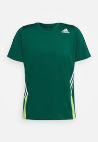 Camiseta deportiva de manga corta verde de Adidas con el logo blanco de Adidas en el pecho y acentos a rayas blancas y amarillas a los lados.