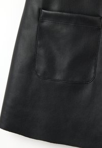 Schwarzer Lederrock mit strukturiertem Finish und rechteckiger Tasche. Das Design ist einfach, mit klaren Linien und ohne zusätzliche Verzierungen.