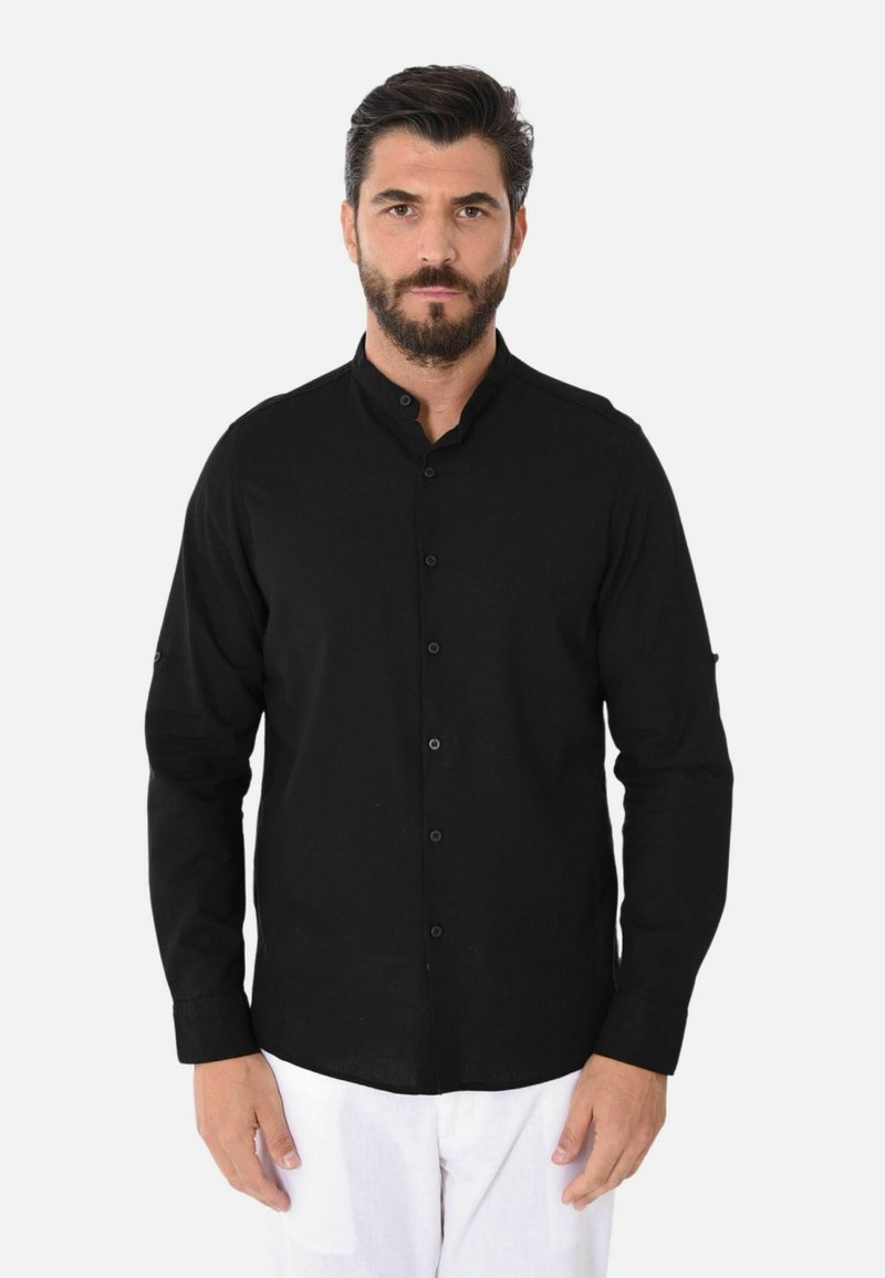 Camicia nera a maniche lunghe realizzata in tessuto uniforme, con colletto a camicia e bottoni frontali, dal taglio slim.