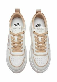 Sneakers bianchi in pelle con accenti beige, punta rotonda, dettagli perforati, lacci piatti e un ciclo sul tallone. Logo del brand visibile all'interno.