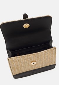 Portafoglio in pelle nera con parte anteriore in paglia intrecciata, chiusura a scatto dorata e tasca interna con zip. Presenta linee pulite e motivi testurizzati.