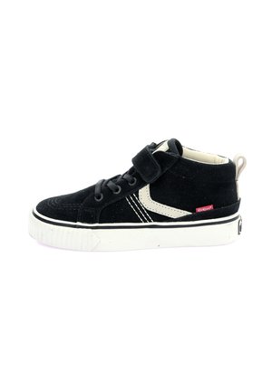 Baskets montantes en suède noir avec semelle en caoutchouc blanc, dotées d'une sangle Velcro, d'accents beige contrastants et d'un détail de logo de la marque.