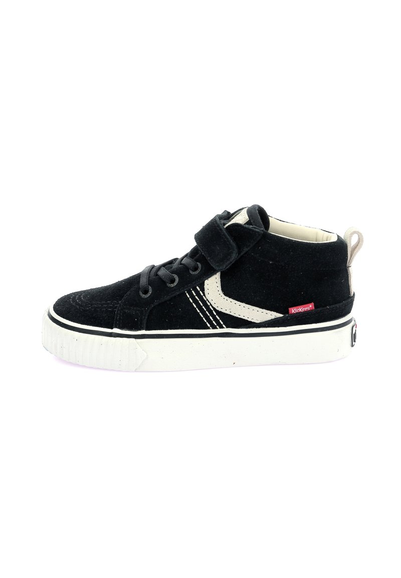 Zapatilla alta de ante negro con suela de goma blanca, que presenta una correa de velcro, detalles en beige que contrastan y el logotipo de la marca.