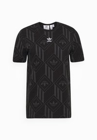 Camiseta negra de Adidas con un sutil patrón geométrico que presenta los logotipos del trébol de Adidas y rayas, de manga corta y con cuello redondo.
