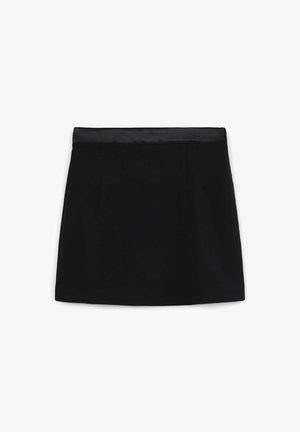 Jupe noire avec une ceinture en satin lisse, présentant une forme évasée et des plis près de l'ourlet. Le tissu est léger avec une finition mate.