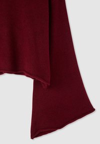 Maglione in lana color bordeaux dalla texture morbida, caratterizzato da una vestibilità rilassata e maniche allungate, rifinito con bordi grezzi agli orli.