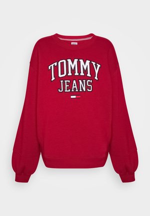 Czerwona bluza z napisem "TOMMY JEANS" oraz małym wyhaftowanym logo Tommy Hilfiger na przodzie, z okrągłym dekoltem i ściągaczami przy rękawach.