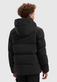Zwarte pufferjack met een capuchon. Gequiltdesign en zachte textuur, met een lichte, matte afwerking. Constructie gericht op warmte.