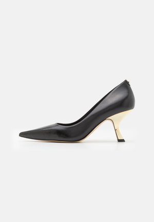 Chaussure à talon haut en cuir noir avec un bout pointu et un accent doré au talon. Texture lisse et silhouette él�égante.