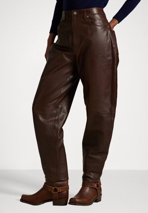CURVED TAPERED LEATHER PANT - Pantaloni di pelle - mahogany