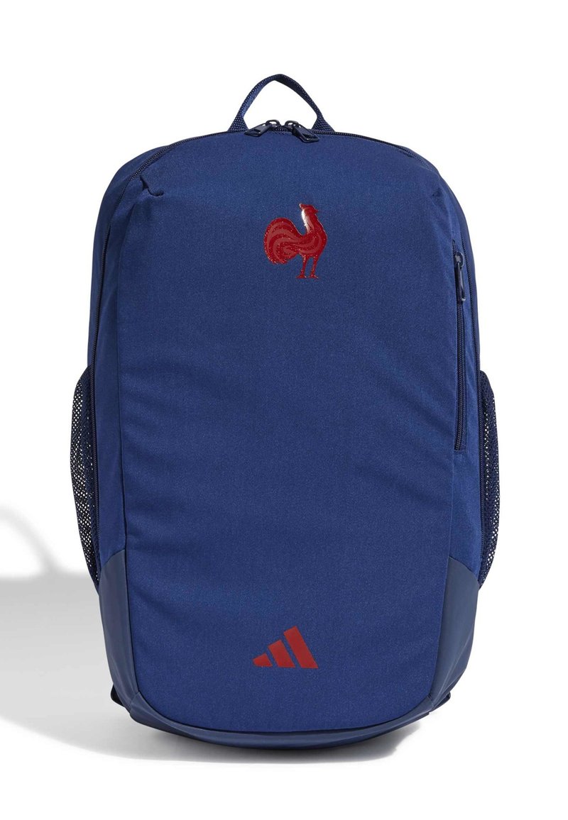 Marineblauer Rucksack aus robustem Material, mit einem roten Hahnen-Logo, Netz-Seitentaschen und einer kontrastierenden unteren Akzentuierung. Mit Reißverschluss.