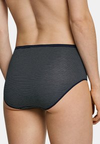 Mutande a vita alta blu navy a righe con linee orizzontali bianche, realizzate in un tessuto morbido con una texture liscia e un elastico solido in vita.