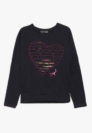 Czarna bluza z długim rękawem ozdobiona dużym sercem wykonanym z różowych przeszyć oraz kwiatowego materiału widocznego przez poziome nacięcia.