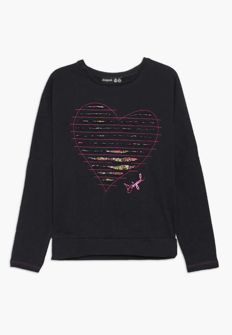 Czarna bluza z długim rękawem ozdobiona dużym sercem wykonanym z różowych przeszyć oraz kwiatowego materiału widocznego przez poziome nacięcia.