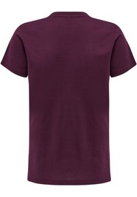 Paars katoenen T-shirt, ronde halslijn, korte mouwen, eenvoudig ontwerp met een gladde textuur, geen zichtbare logo's of versieringen.
