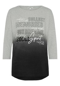 Graues Langarmshirt mit einem Farbverlauf zu Schwarz. Enthält verschiedene Textgrafiken in unterschiedlichen Schriftarten und Größen auf der Vorderseite.