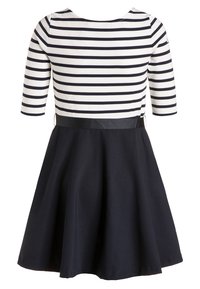 Námořnické A-line šaty se pruhovaným bílým a námořnickým vrškem, rukávy tři čtvrtě a černým páskovým detailem v pase. Hladká textilie po celém povrchu.