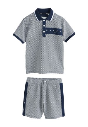 Kinder navy-wit geruit poloshirt met korte mouwen en bijpassende korte broek met navy biezen en "Baker by Ted Baker" merk.