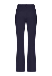 Marinblå skräddarsydda byxor med bältesloopar och två bakfickor, utsvängda ben, visade bakifrån på en vit bakgrund.