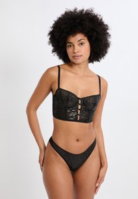 Bralette nero con paillettes, design strutturato, spalline sottili e chiusura frontale con tre bottoni, abbinato a un perizoma coordinato.