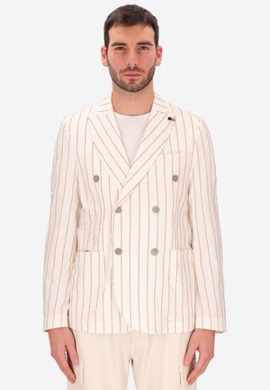 Blazer doppiopetto bianco con sottili righe verticali beige. Presenta due tasche frontali e bottoni grigi. Tessuto in misto cotone.
