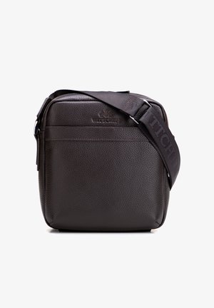 Bolso cruzado de cuero marrón oscuro con textura, correa negra ajustable y logotipo de la marca en relieve en el panel frontal.