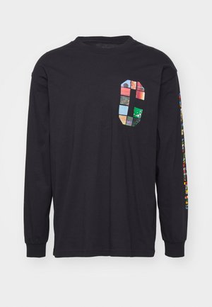 Schwarzes Langarm-T-Shirt aus Baumwollstoff mit einem Patchwork-Design in Farben auf der Brust und einem grafischen Druck entlang des Ärmels.