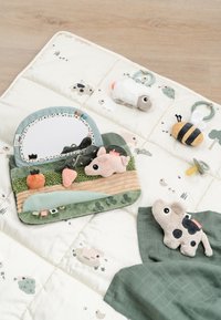 Zacht babymat met illustraties van boerderijdieren, pluche speelgoed waaronder een koe, schaap, bij, wortel en een speelspiegeltje.