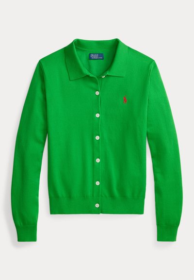 Πράσινη ζακέτα από απαλό πλεκτό ύφασμα, με γιακά, κλείσιμο με κουμπιά και μικρό κόκκινο λογότυπο στο αριστερό στήθος.