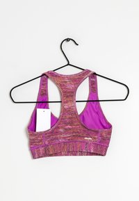 Sujetador deportivo morado con un diseño texturizado y multicolor. Presenta un estilo de espalda nadadora, banda elástica y una etiqueta adjunta.