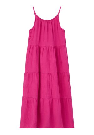 Vestito lungo rosa acceso senza maniche con balze arricciate e sottili spalline regolabili, realizzato in tessuto leggero e strutturato.