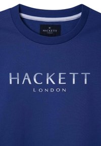 Felpa blu navy a girocollo con collo a costine, con la scritta bianca "HACKETT LONDON" stampata in modo evidente sul davanti.