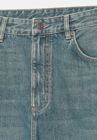 Helle blaue Denim-Jeans mit klassischem Design, Fronttasche, metallischem Knopfverschluss und kontrastierenden Nähtelementen.