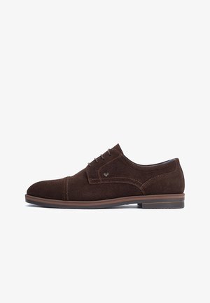 Chaussure habillée pour homme en daim brun foncé avec bout cap, lacets et talon bas sur fond blanc.