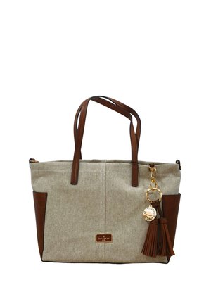 Borsa tote in tessuto beige con manici in pelle marrone, dettagli laterali e portachiavi con nappina, anelli dorati e charm firmato.