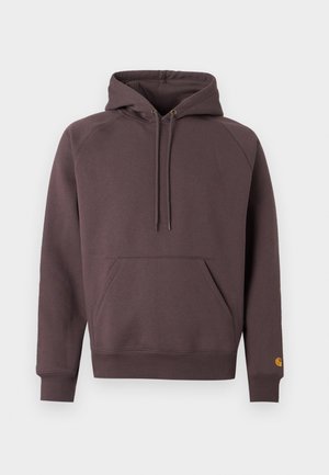 Donkerbruine capuchontrui van een katoenmengeling. Voorzien van een frontale kangoeroezak, geribbelde manchetten en een klein logoaccent op de mouw.