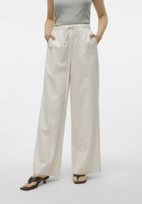 MIT WEITEM BEINSCHNITT VMMOLLY - Pantalones - irish cream