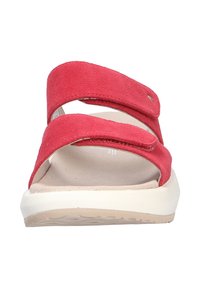 Sandali rossi in suede con due cinturini sovrapposti, una soletta imbottita e una suola in gomma bianca con dettagli testurizzati.