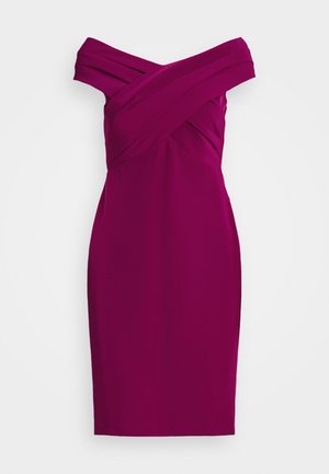 Vestido ajustado morado con escote cruzado y hombros descubiertos, con largo hasta la rodilla sobre fondo blanco.