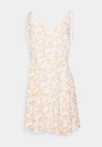 Robe fleurie à fond pêche clair, avec des fleurs blanches et lavande, bretelles spaghetti et ourlet évasé.